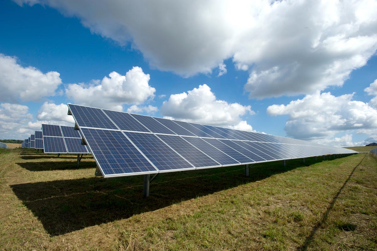 Instalação de painéis solares apresentada pela RE Solar