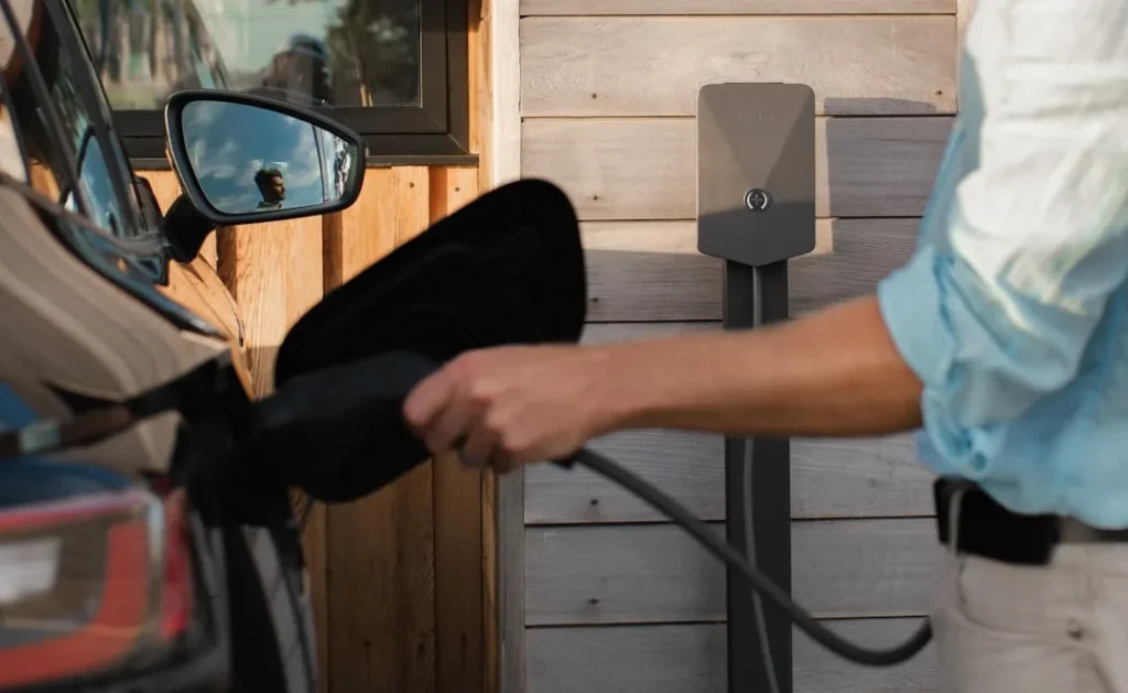 Carregador de carro elétrico Wallbox instalado em garagem residencial integrado ao sistema solar