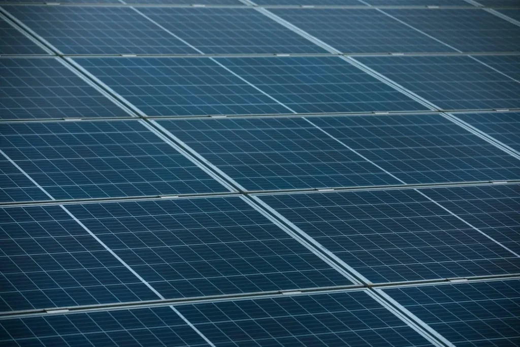 Energia solar desenho técnico mostrando diagrama unifilar com painéis, inversor e quadro elétrico