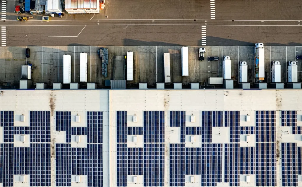 energia solar em Sorocaba — Painéis de energia solar instalados em telhado residencial em Sorocaba com céu ensolarado