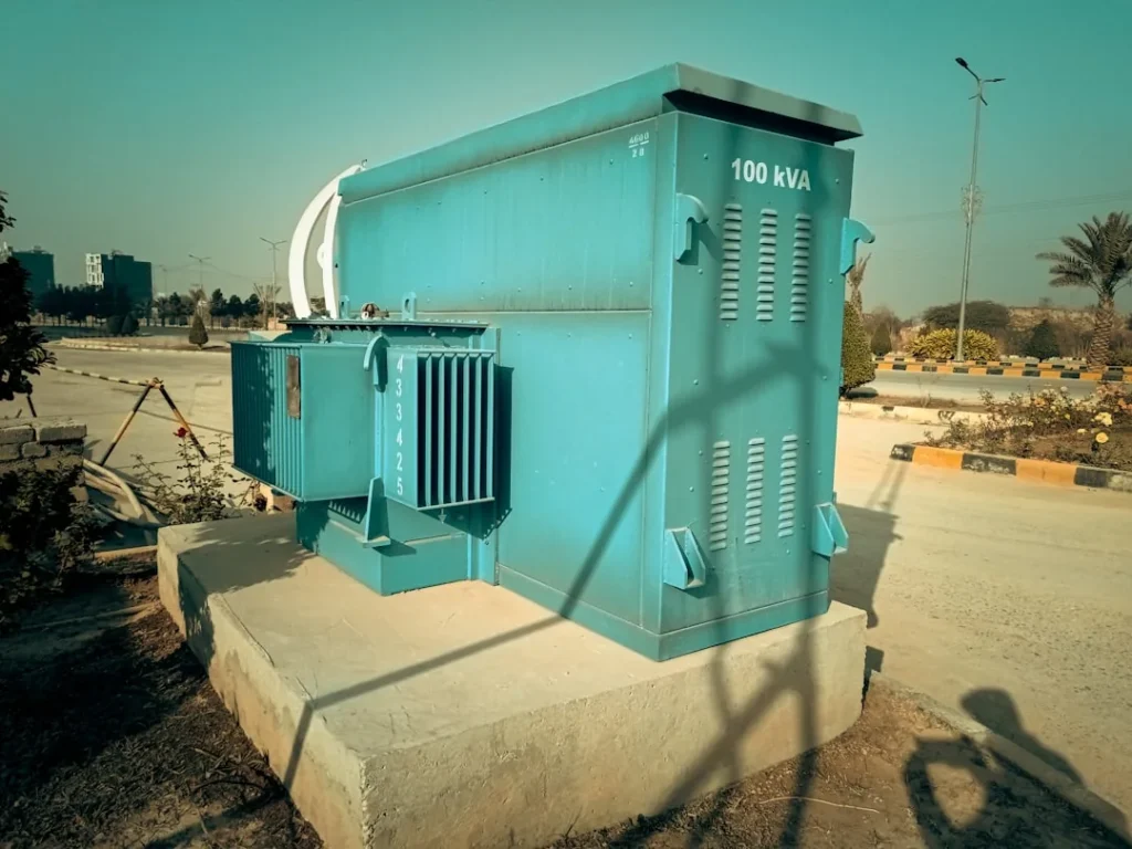 Gerador a diesel instalado em abrigo acústico externo para uso residencial e comercial