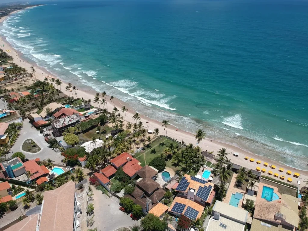 Painéis solares instalados em telhado residencial — entenda o impacto da taxação do sol no seu sistema