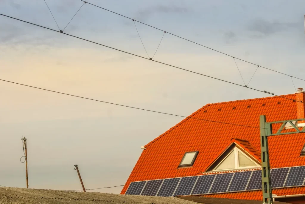 Rede solar conectada à distribuidora com painéis fotovoltaicos em telhado residencial em Sorocaba