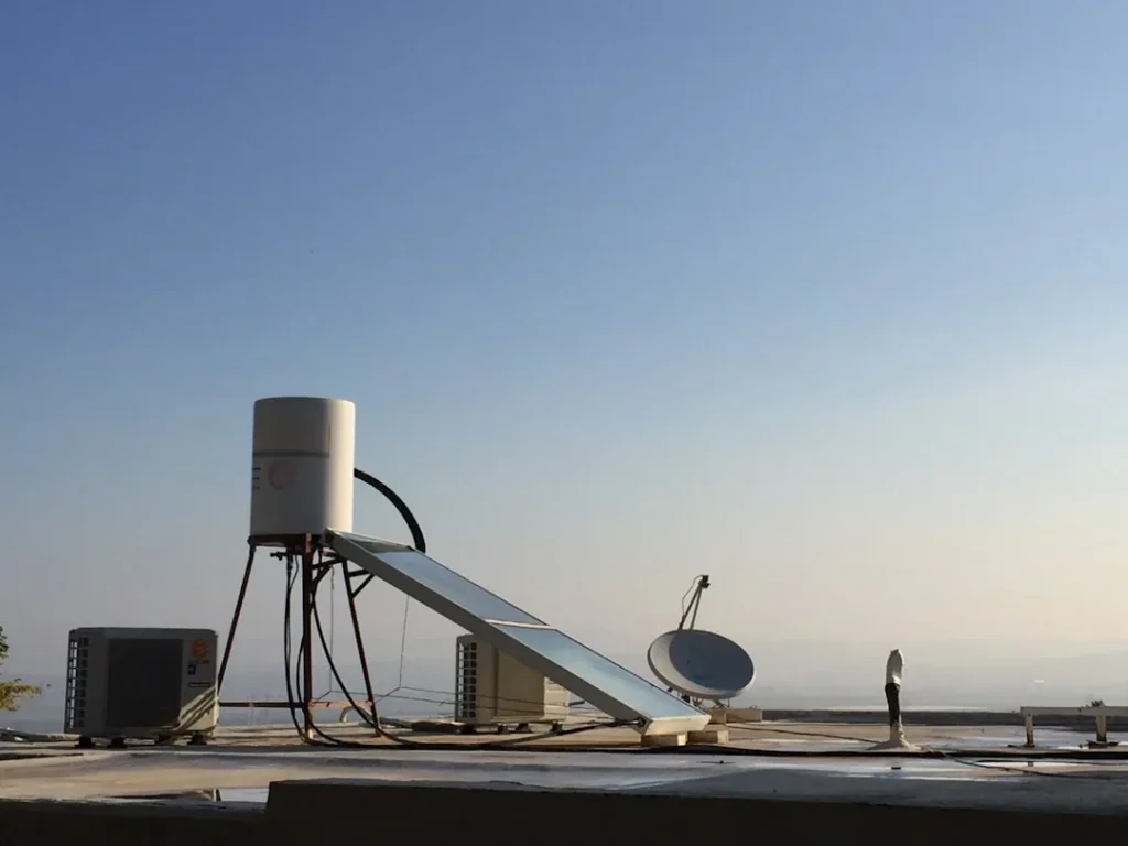 Sistema de aquecimento de água solar instalado em telhado residencial na região de Sorocaba