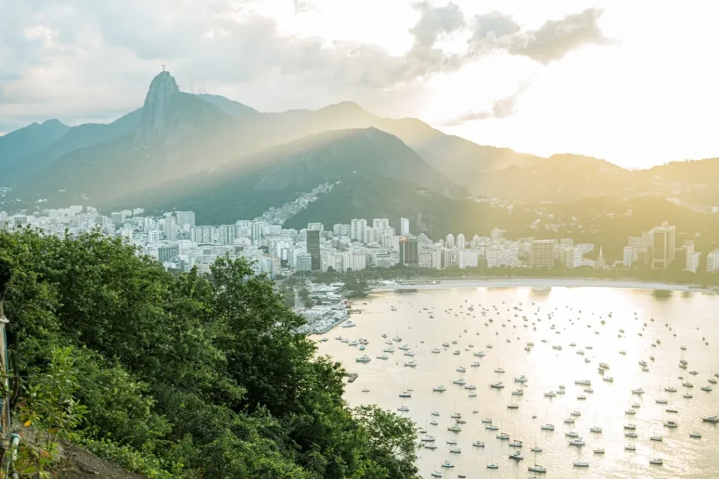 Empresa de energia solar em Sorocaba com painéis fotovoltaicos instalados em telhado residencial
