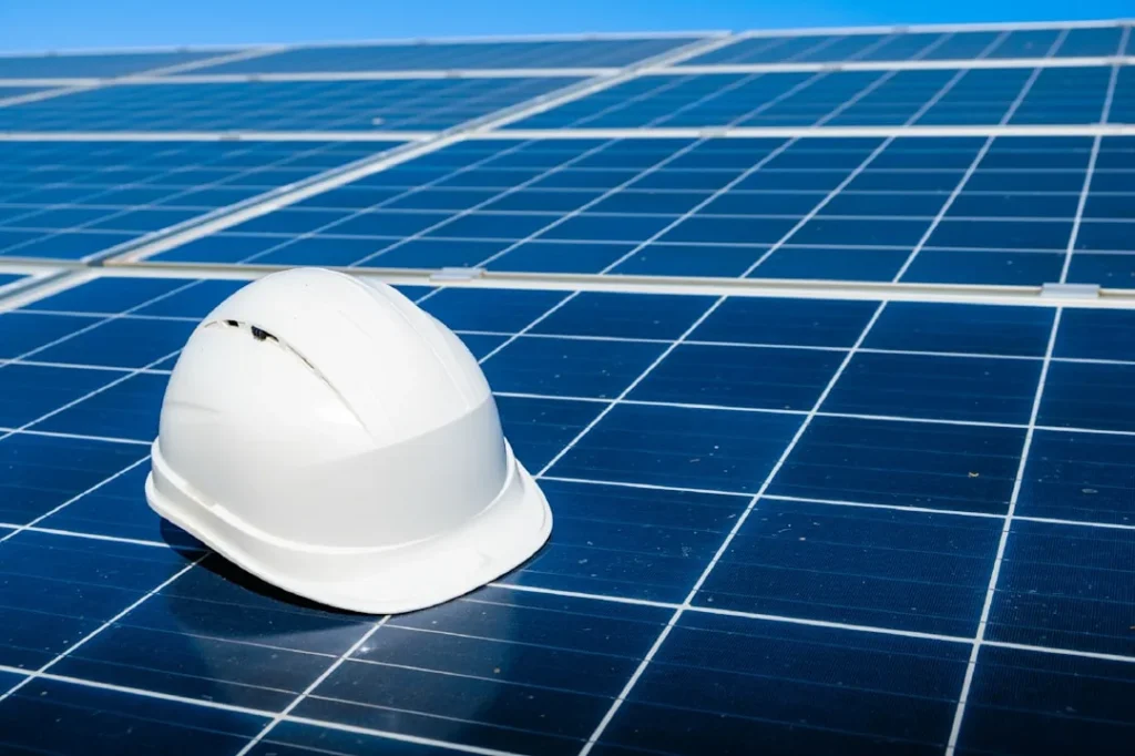 Equipe RE Solar instalando sistema de energia solar fotovoltaica em Sorocaba com precisão técnica