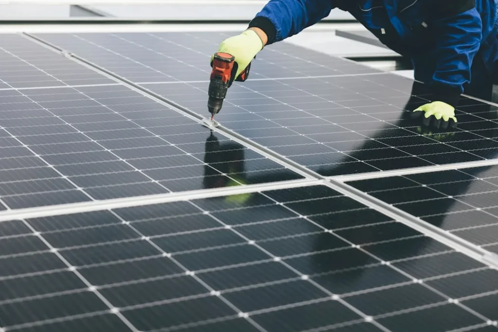 Limpeza correta de painel solar sem lavadora de alta pressão — pode lavar placa solar com lavadora de alta pressão?