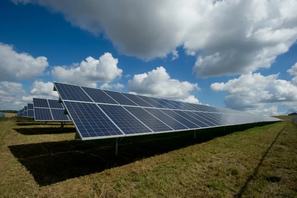 Painéis de ecopower energia solar instalados em telhado residencial em Sorocaba