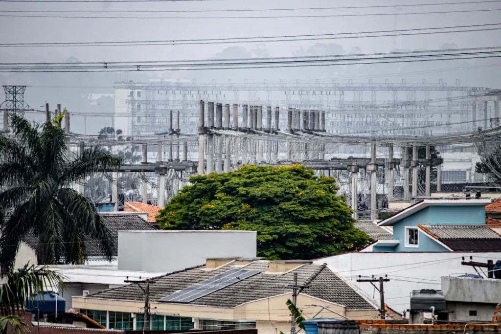 Painéis de energia solar instalados em telhado residencial — solarre e energia solar em Sorocaba