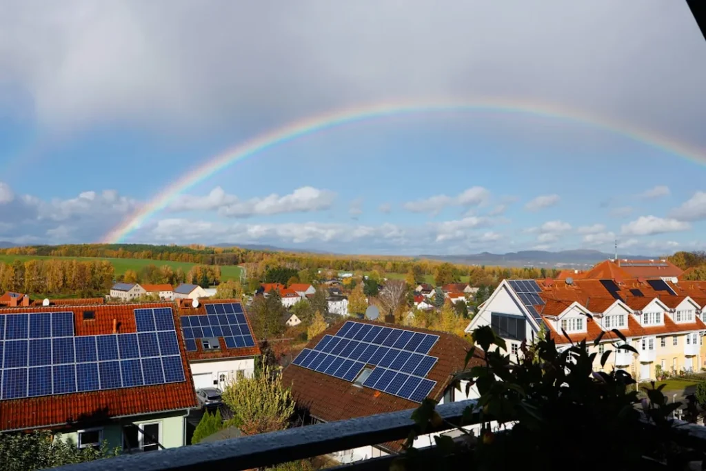 Painéis solares instalados em residência pela RE Solar em Sorocaba com geração de energia fotovoltaica