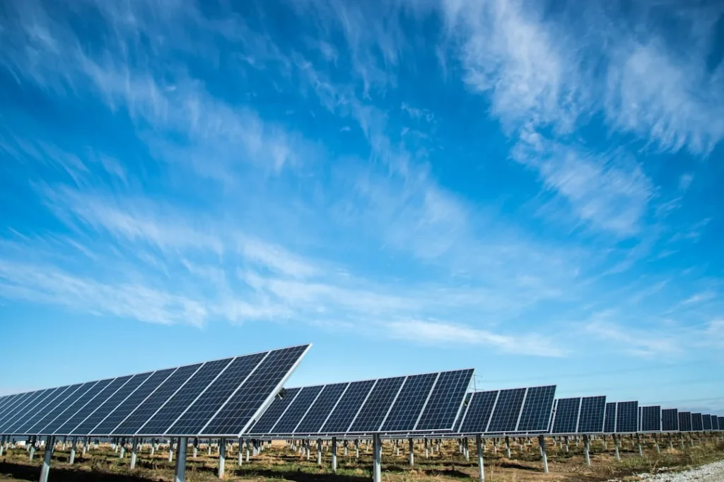 Painéis solares instalados em telhado residencial — Lei 14300 energia solar regulamenta compensação