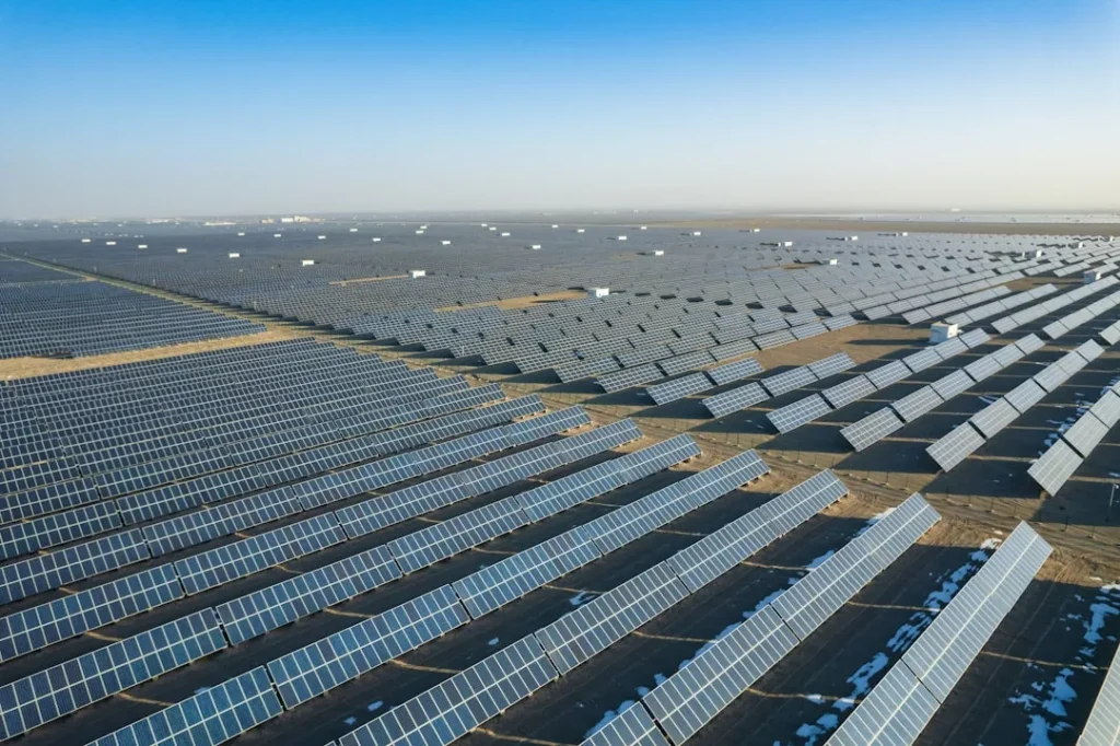 Painel solar em empresa com medição de demanda contratada e energia solar fotovoltaica