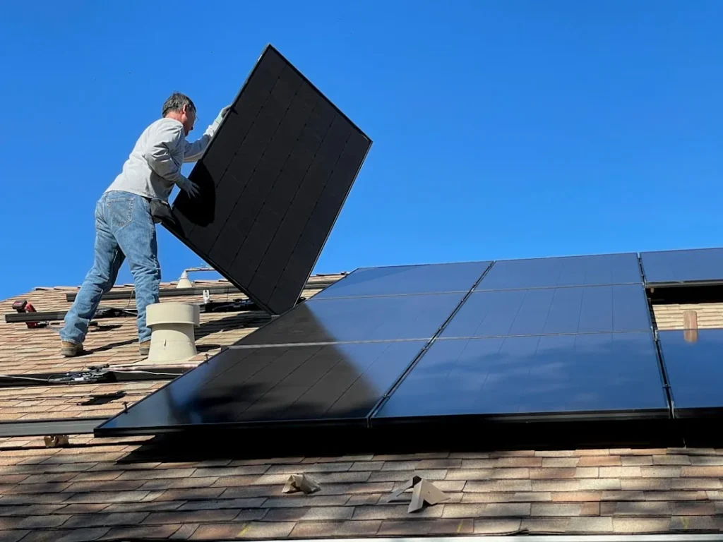 Placa fotovoltaica 600W instalada em telhado residencial em Sorocaba com alta eficiência