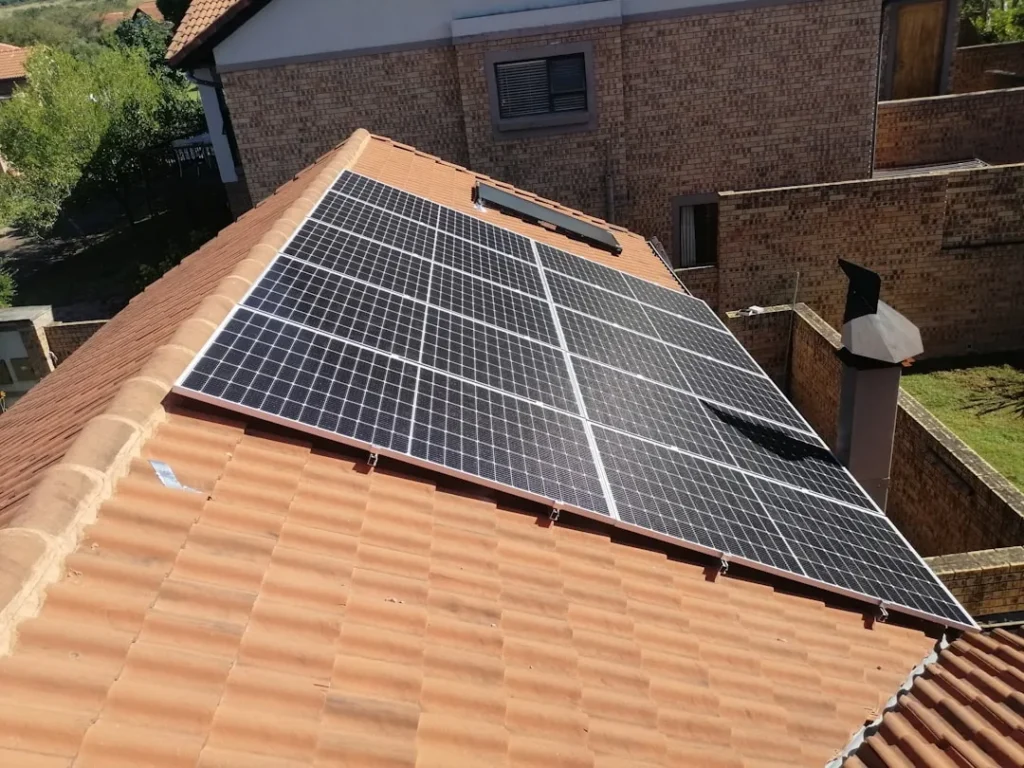 Placa fotovoltaica 600W instalada em telhado residencial — sistema de energia solar em Sorocaba