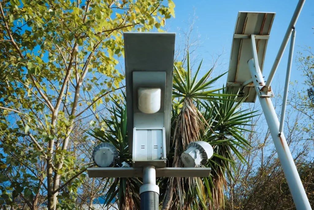 Refletor de LED com placa solar instalado em fachada externa para iluminação autônoma