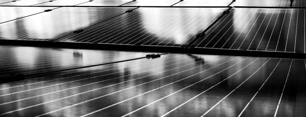 Sistema de aquecimento de piscina solar com coletores instalados em residência em Sorocaba