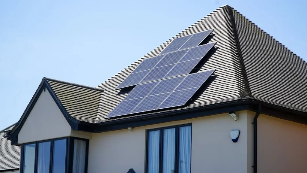 Sistema de aquecimento solar instalado em telhado residencial em Sorocaba