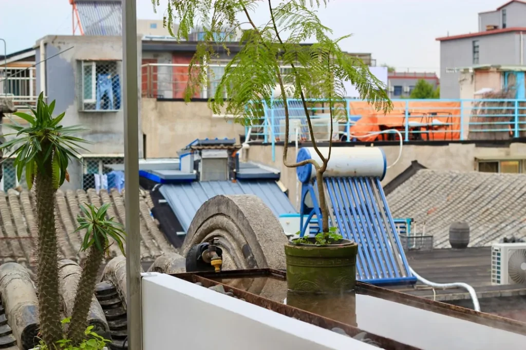 Sistema Termomax instalado em telhado residencial com coletores solares e boiler térmico