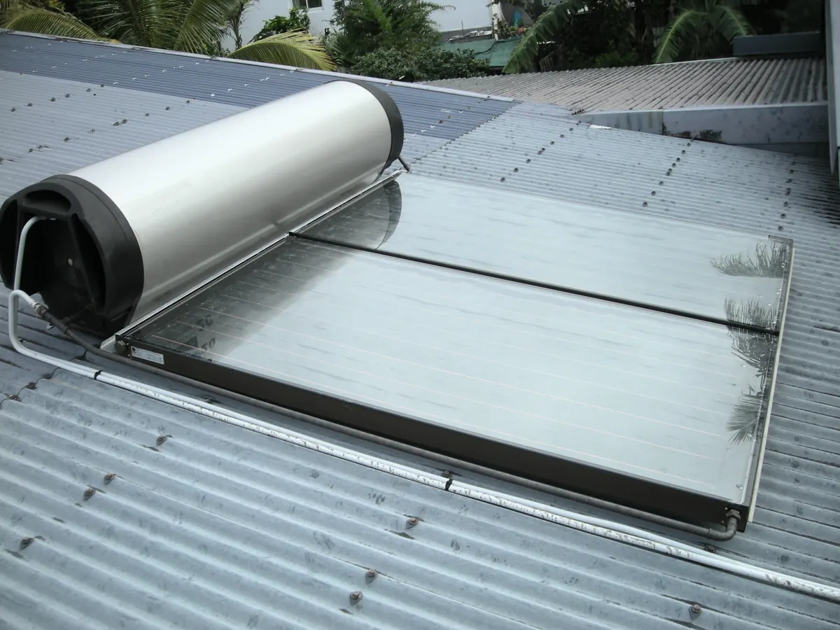 Aquecedor solar com coletores planos e reservatório térmico horizontal sobre o telhado (foto ilustrativa)
