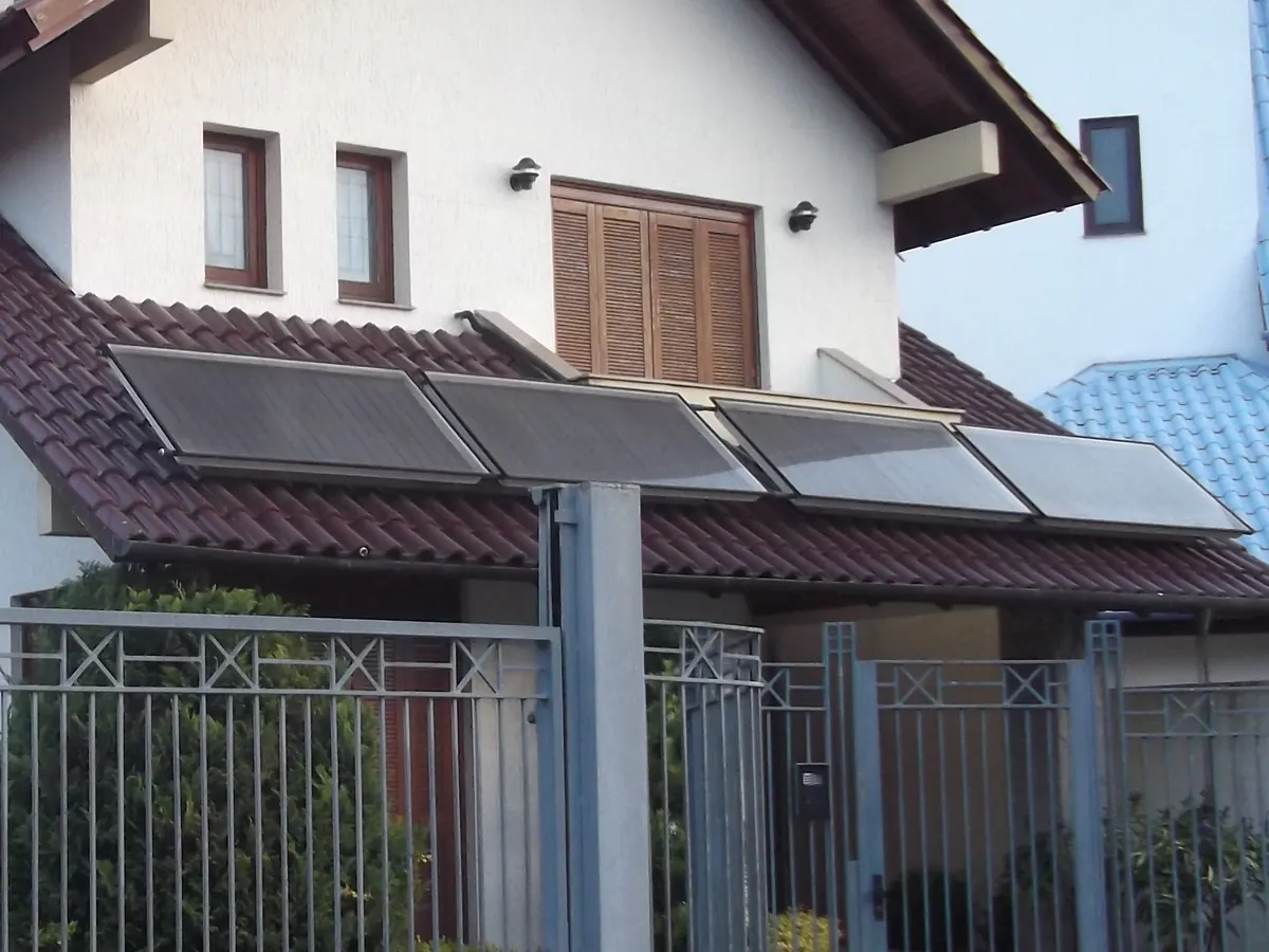 Coletores de aquecedor solar no telhado cerâmico de uma casa em Bento Gonçalves/RS (foto ilustrativa)