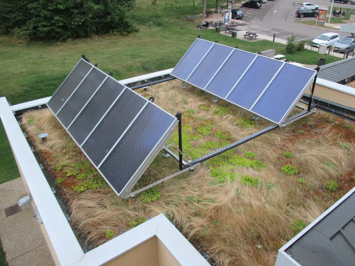 Fileiras de coletores solares planos na laje de um prédio comercial (foto ilustrativa)