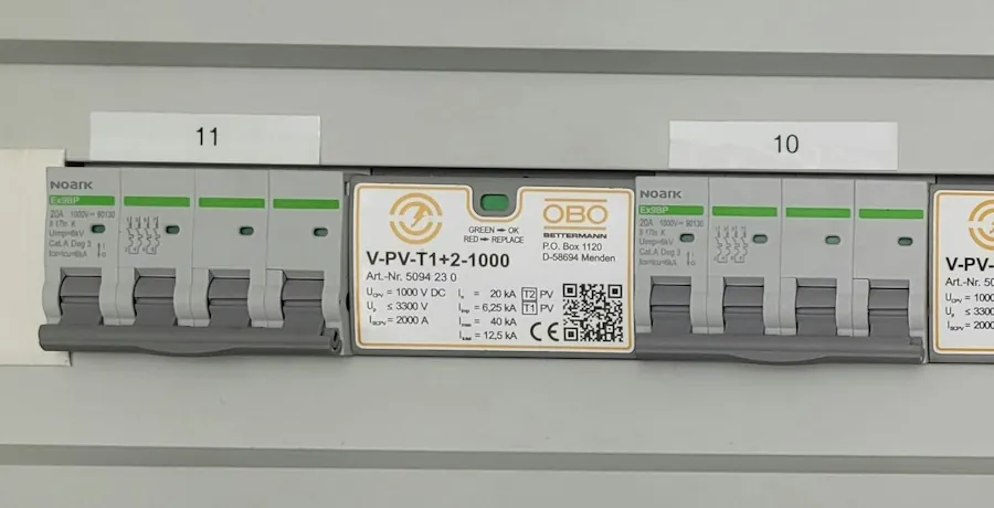 Disjuntor de corrente contínua e DPS de proteção contra surto de um sistema de energia solar (foto ilustrativa)