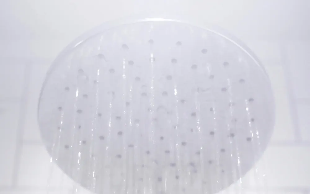 Ducha de banho com a água caindo