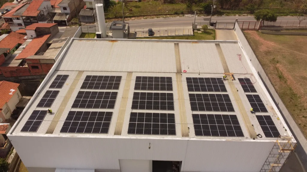 Telhado da Novo Frescor, em Votorantim/SP, coberto por placas de energia solar instaladas pela RE Solar