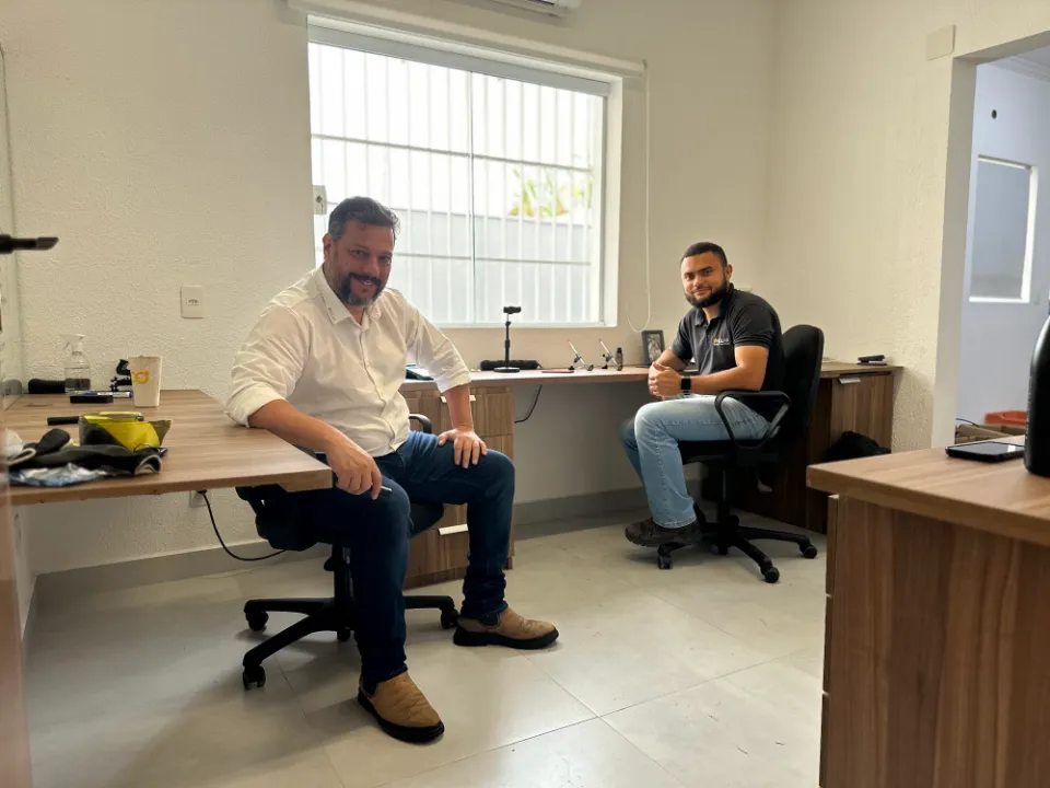 Equipe da RE Solar trabalhando no escritório de Sorocaba