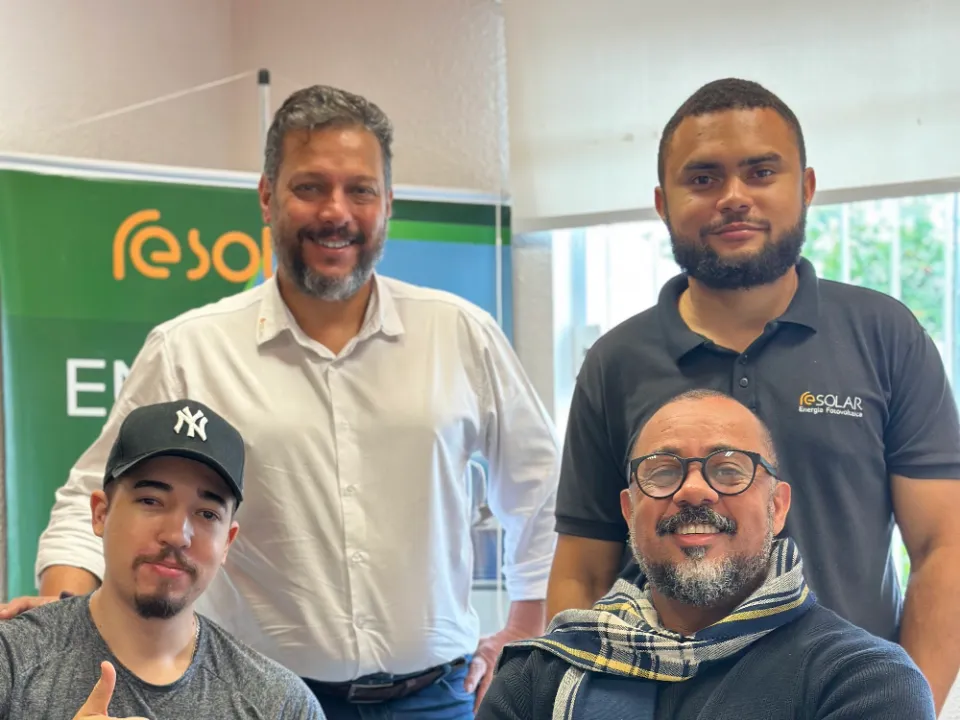 Equipe da RE Solar na sede em Sorocaba