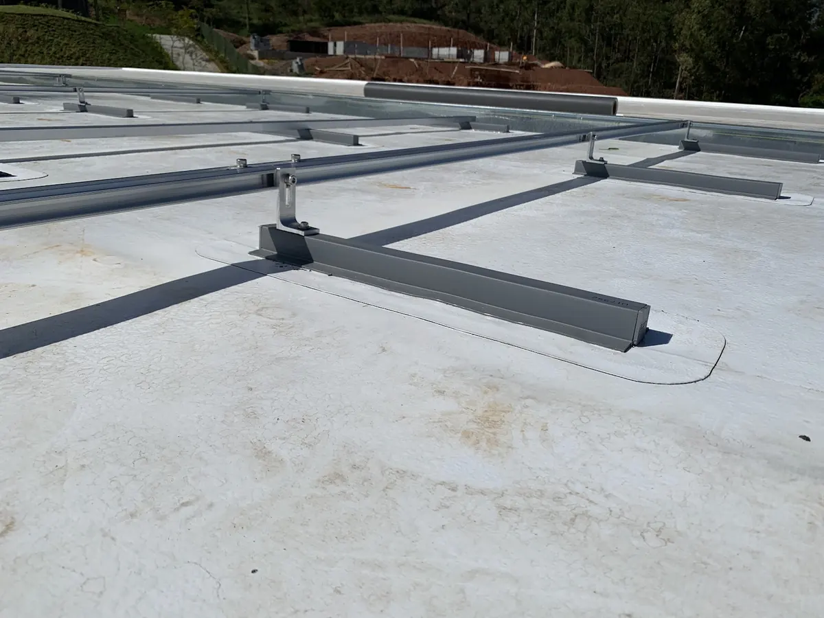 Estrutura de alumínio fixada na laje, pronta para receber as placas, em obra da RE Solar