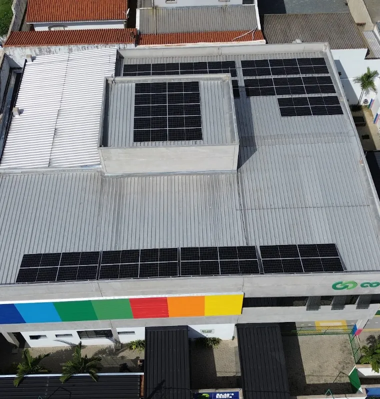 Vista aérea do sistema de energia solar fotovoltaica no telhado do Colégio COC Santa Rosália, em Sorocaba/SP