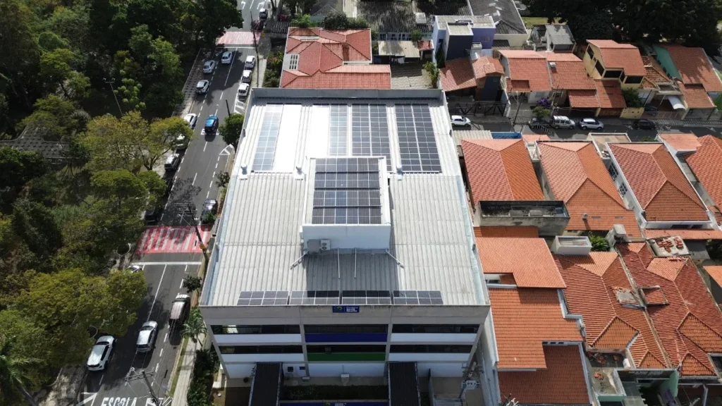 Usina de energia solar no telhado da unidade 3 do Colégio COC Santa Rosália, em Sorocaba/SP