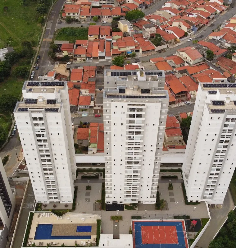 Vista aérea do Condomínio Residencial La Vista Moncayo, em Sorocaba/SP, com painéis de energia solar fotovoltaica no topo das três torres