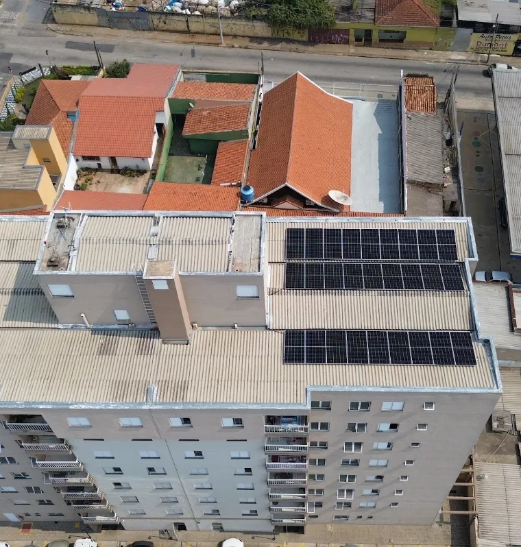 Painéis de energia solar na cobertura do Condomínio Torres de Trujillo, em Sorocaba/SP