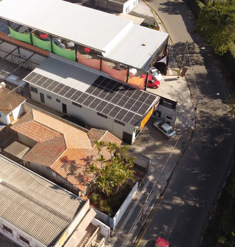 Painéis de energia solar instalados na Ibicolor Tintas, em Mairinque/SP