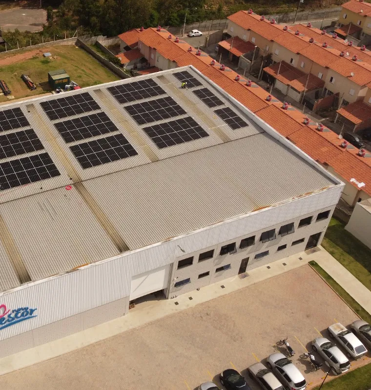 Painéis de energia solar no telhado do galpão da Novo Frescor, em Votorantim/SP