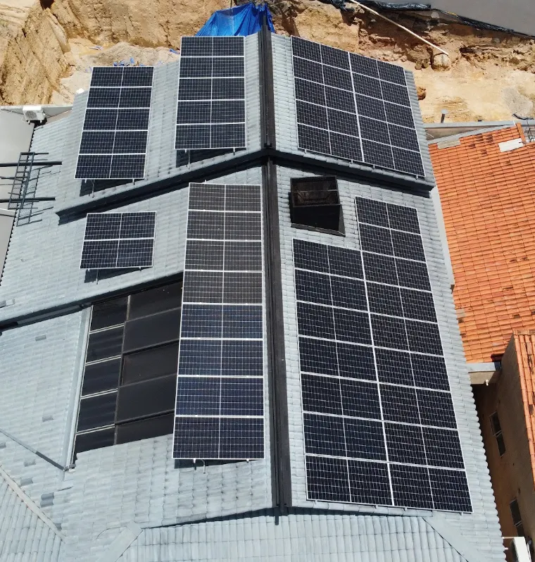Painéis de energia solar no telhado do Restaurante Yoshi's, em Sorocaba/SP