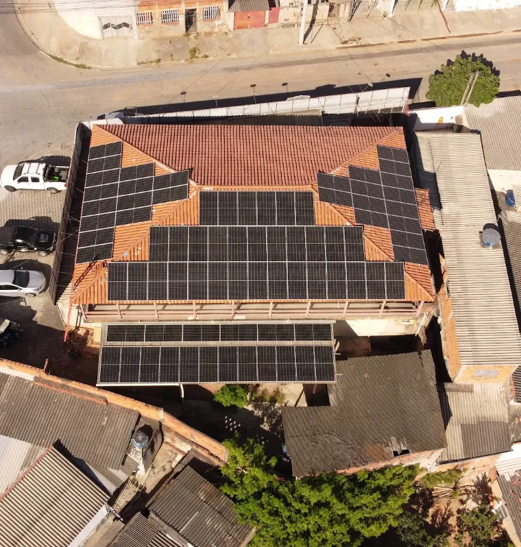 Painéis de energia solar no telhado do Supermercado Pague Pouco, em Votorantim/SP