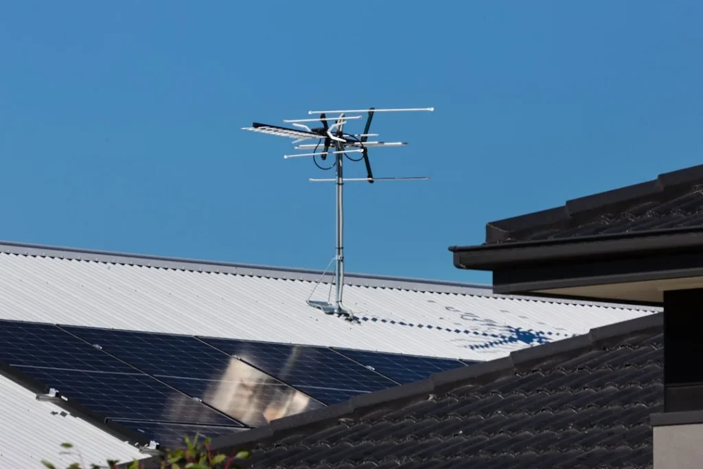 Painéis de energia fotovoltaica instalados em telhado residencial em Sorocaba