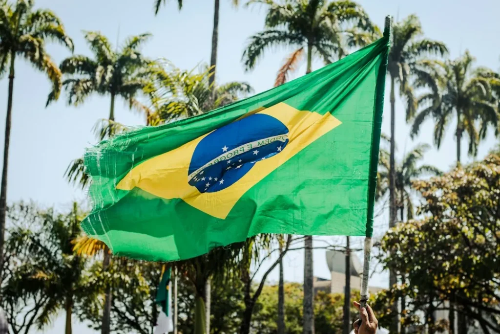 painel solar instalado em telhado representando os direitos garantidos pela Lei 14300 no Brasil