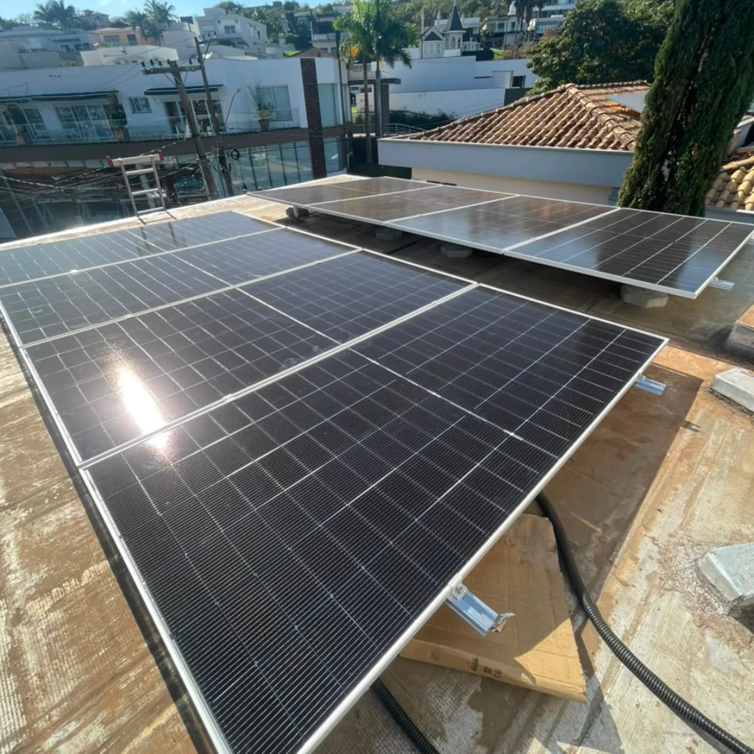 energia solar — Placas solares instaladas em estrutura sobre laje de residencia