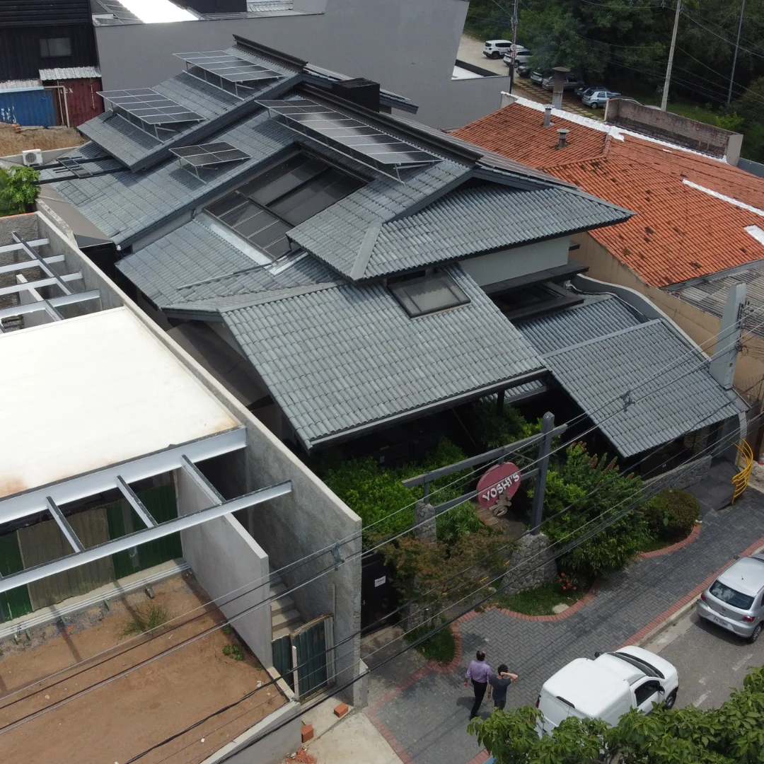 placa solar 650W — Paineis solares em telhado residencial de multiplas aguas