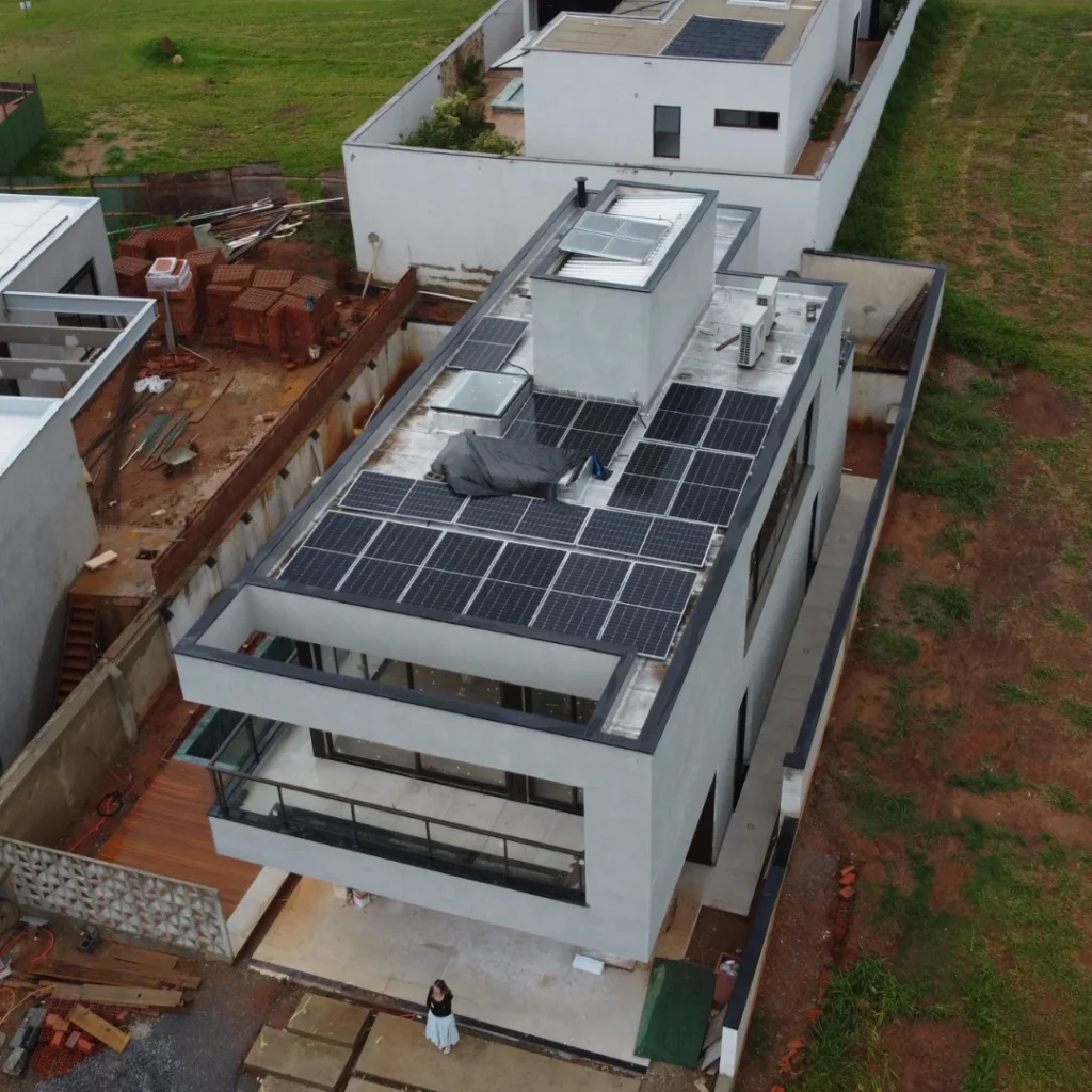 placa solar 650W — Sistema fotovoltaico em laje de residencia em construcao