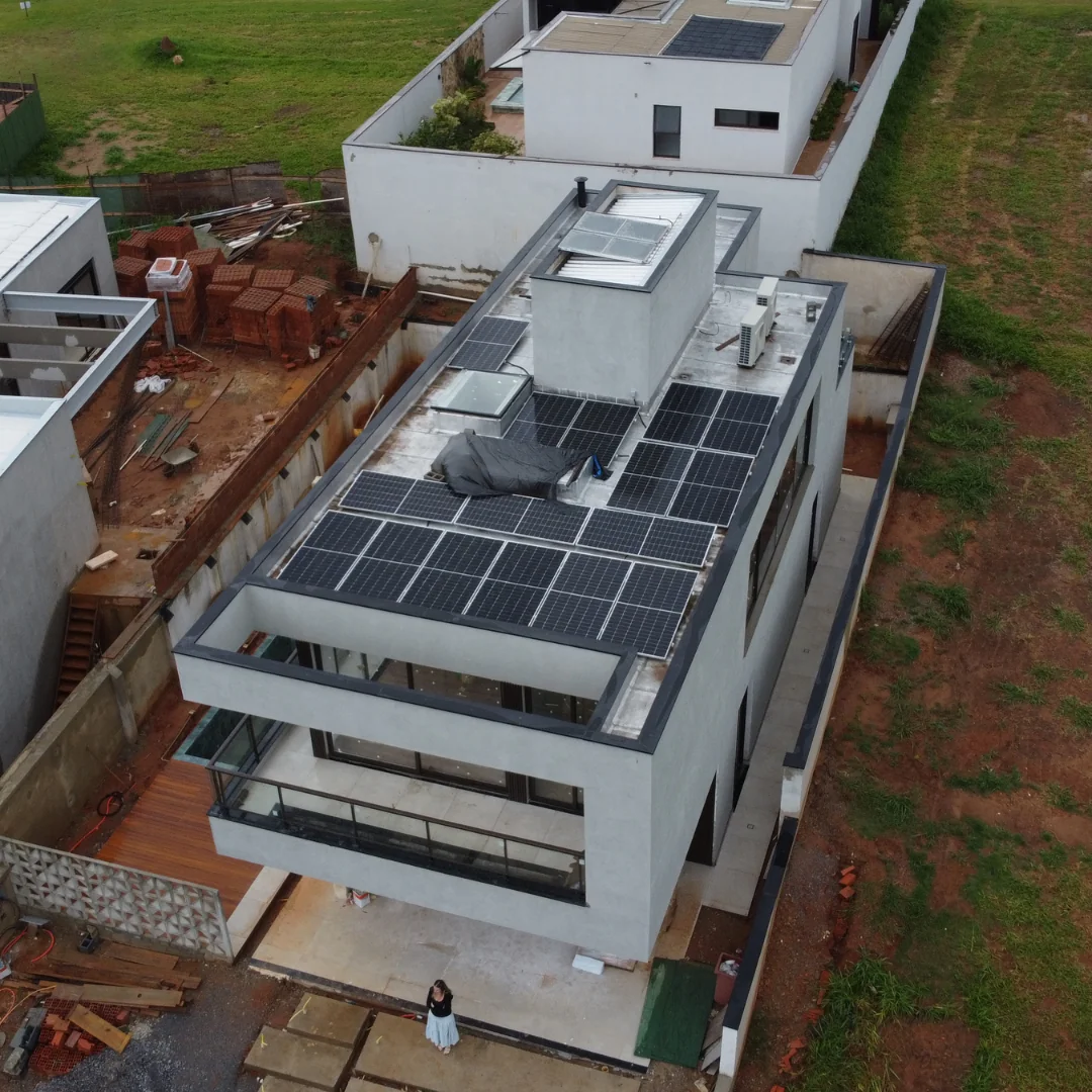 limpador de placa solar — Sistema fotovoltaico em laje de residencia em construcao