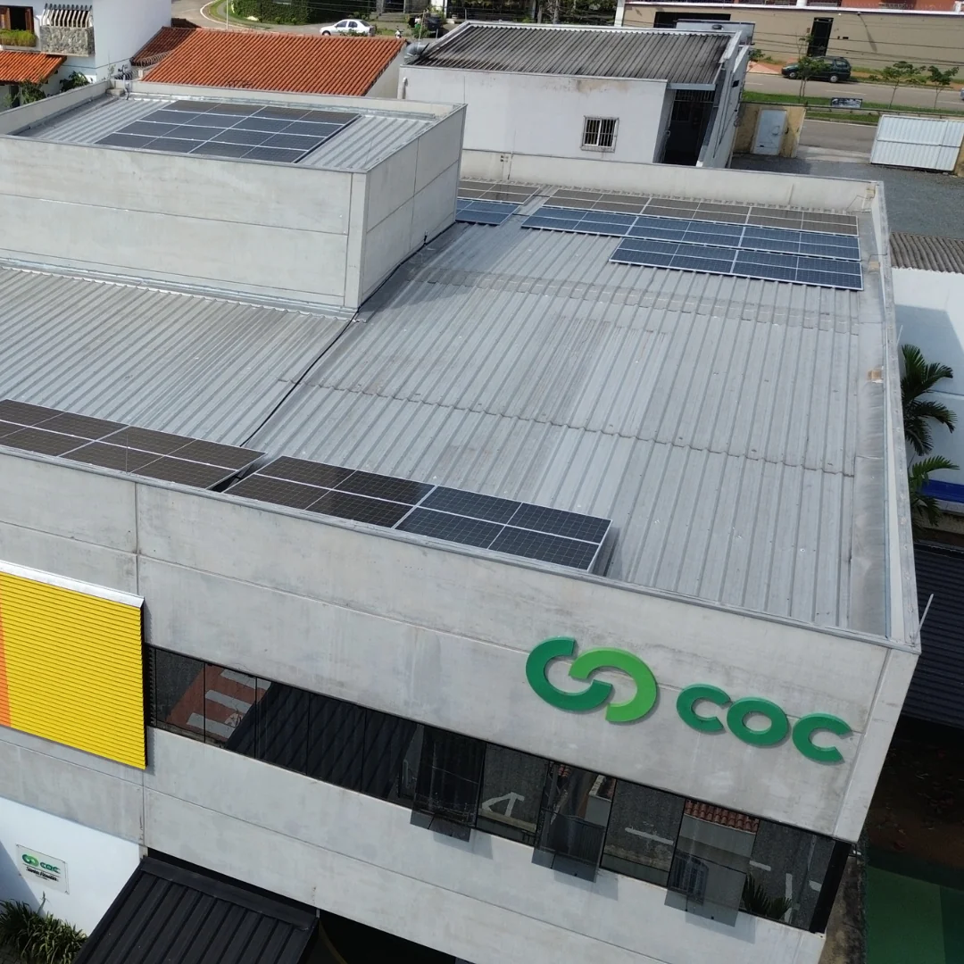 placa fotovoltaica 550W — Usina solar no telhado de instituicao de ensino