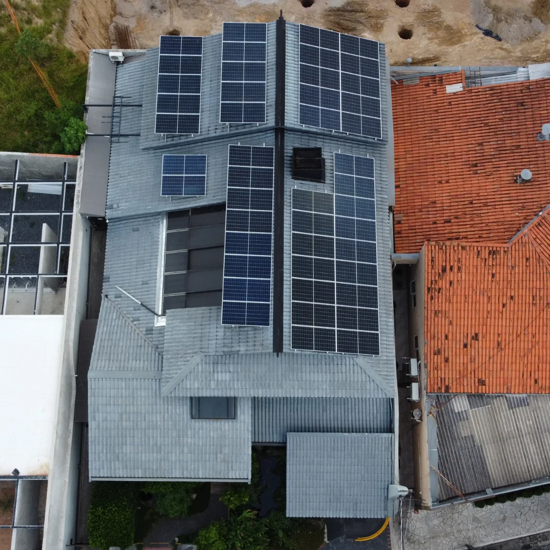 placa fotovoltaica 550W — Paineis solares instalados em telhado metalico e ceramico