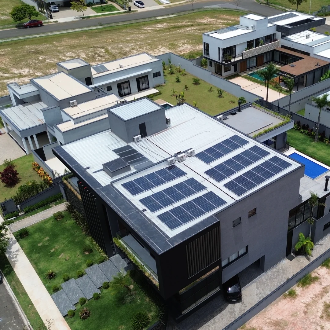 lei 14.300 desconto — Sistema fotovoltaico na cobertura de casa de alto padrao