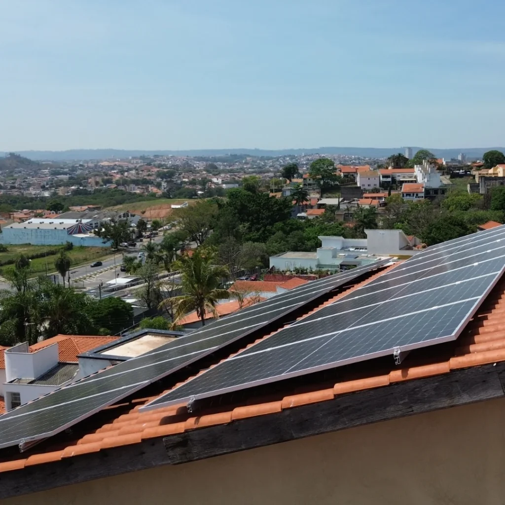placa fotovoltaica 550W — Placas solares em telhado ceramico com vista para a cidade
