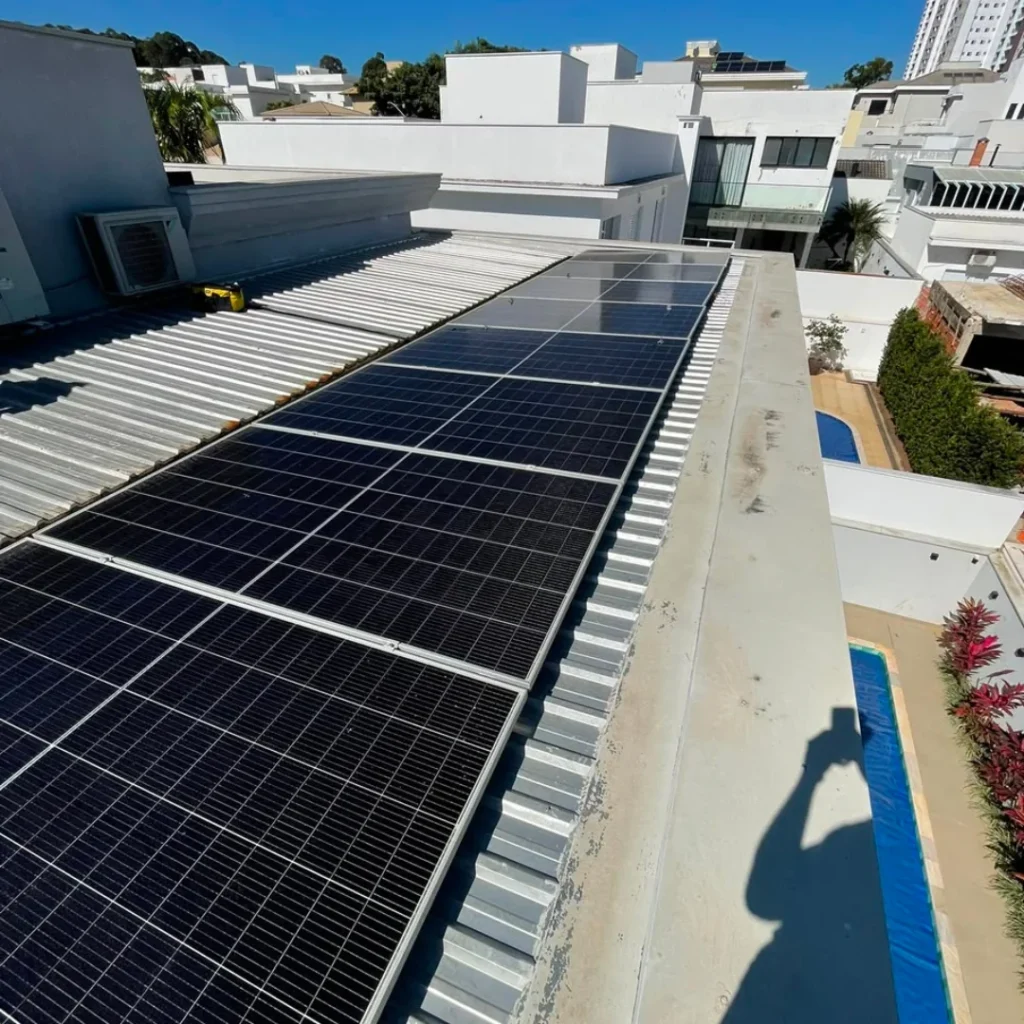 energia solar — Sistema de energia fotovoltaica em telhado metalico com paineis em fileira